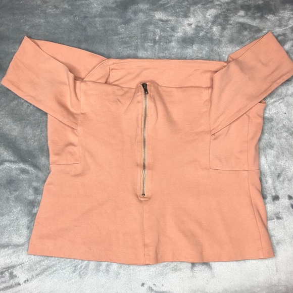 Pink off the shoulder crop top - Picture 2 of 3